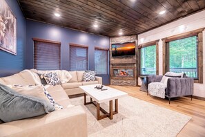 Smoky Mountain Sapphire's cozy living area