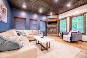 Smoky Mountain Sapphire's cozy living area
