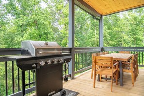 Smoky Mountain Sapphire's relaxing deck