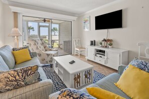Home Decor, Furniture, Indoors, Living Room, Couch