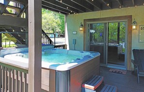 Lakeside Lookout Lodge features a 5-person hot tub on its two-tiered deck.