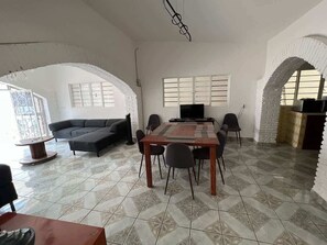 Comedor (mesa con 6 sillas, cómoda con tv, sala de estar con sillón y pequeño centro de mesa)