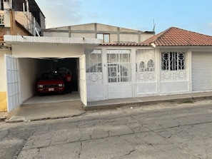 Fachada de la casa (portón de entrada y garafe para 2 autos)