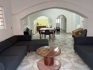 Sala de estar con mesita central (al fondo comedor, cocina)