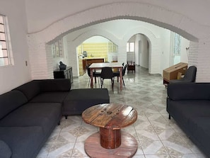 Sala de estar con mesita central (al fondo comedor, cocina)