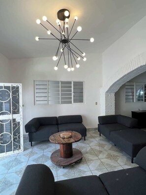 Sala de estar con mesita central