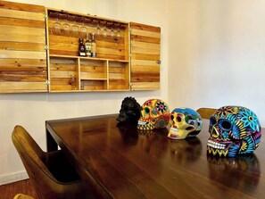 Sala (mesa con 4 sillas, decoración, cantina con copas y licores)