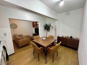 Comedor (mesa con 4 sillas, planta, lámpara, cómoda)