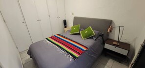 Recámara (Cama, buró, clósets, ventilador)