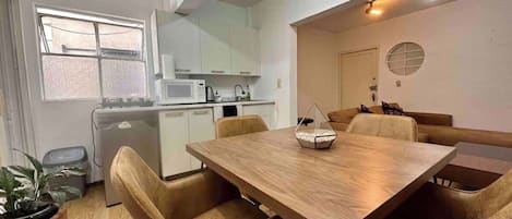Comedor (mesa con 4 sillas, cocina integrada, planta de decoración)