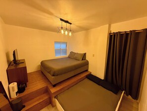Cuarto principal (cama matrimonial, tv, focos, cama abatible, alexa, espejo, silla, cortinero)