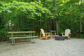 Picnic Table for The Nautical Glamping Tent close to Grotto