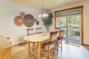 Dining Area | Dishware/Flatware Provided | 1st Floor