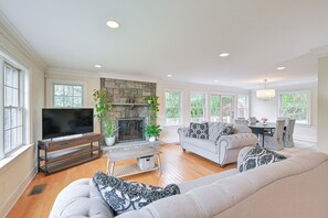 Living Room | Free WiFi | Smart TV | Central A/C & Heat