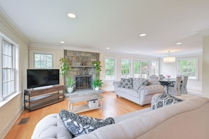 Living Room | Free WiFi | Smart TV | Central A/C & Heat