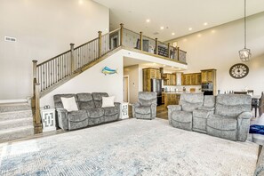 Living Room | Central A/C | Free WiFi | Smart TV