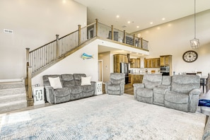 Living Room | Central A/C | Free WiFi | Smart TV