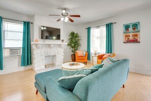 Living Room | Twin Sleeper Sofa | Smart TV | Free WiFi | Window A/C