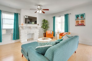Living Room | Twin Sleeper Sofa | Smart TV | Free WiFi | Window A/C
