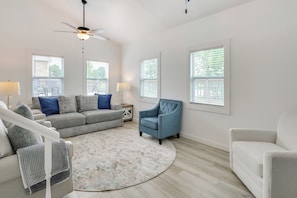 Living Room | Free WiFi | Smart TV | 1st Floor