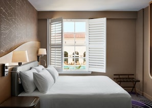 Unit with 1 King size bed. Exact unit will be assigned upon arrival. Views, colors and decor may vary.