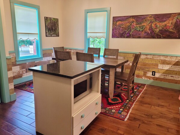 Eat in full kitchen