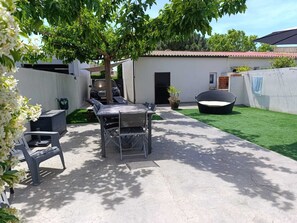 Large garden with furniture and parking space 
