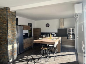 Fully equipped kitchen with Senseo coffee machine, washing machine, etc. 
