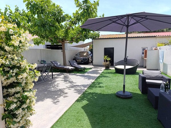 Large garden with furniture and parking space 
