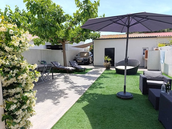 Large garden with furniture and parking space