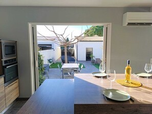 Large living room opening onto the gardenv
