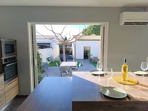 Large living room opening onto the gardenv
