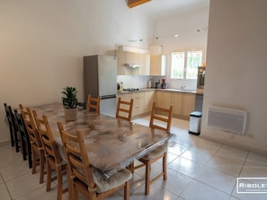 Large air-conditioned living room opening onto the fully equipped kitchen