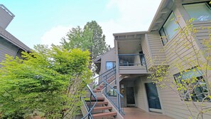 Mt Bachelor Village 424 - A second story condo with two floors