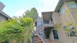 Mt Bachelor Village 424 - A second story condo with two floors