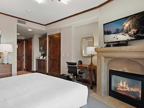 King Bed / Fireplace