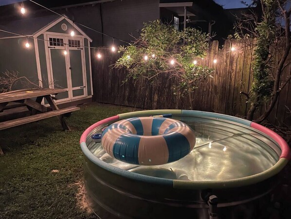Cowboy pool, picnic table with umbrella & string lights—your perfect summer oasis awaits!