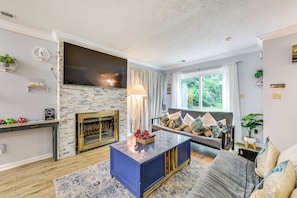 Living Room | 2 Futons | 1st Floor | Smart TV | Free WiFi