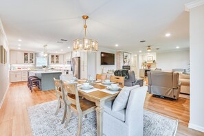 Dining Area | Full Kitchen
