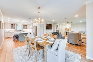 Dining Area | Full Kitchen