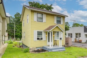 Property Exterior | Fenced-In Yard | Grill | Dining Table
