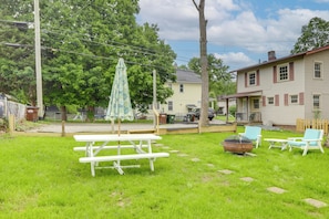 Shared Yard | Fire Pit | Picnic Table