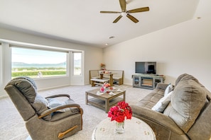 Living Room | Central A/C & Heat | Free WiFi | Electric Fireplace