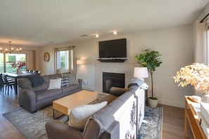 Living Room | Free WiFi | Smart TV | Central A/C | 2 Sleeper Sofas