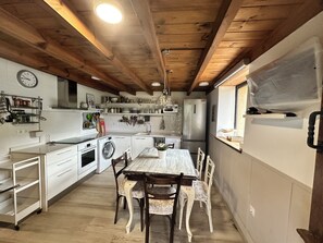 Espacio amplio y cómodo para comer en grupo.