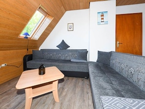 Wohnzimmer mit integriertem KĂŒchen- und Essbereich
