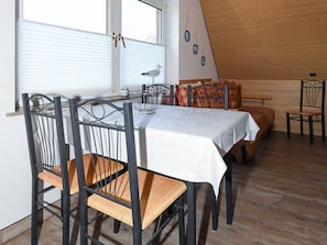 Wohnzimmer mit integriertem KĂŒchen- und Essbereich