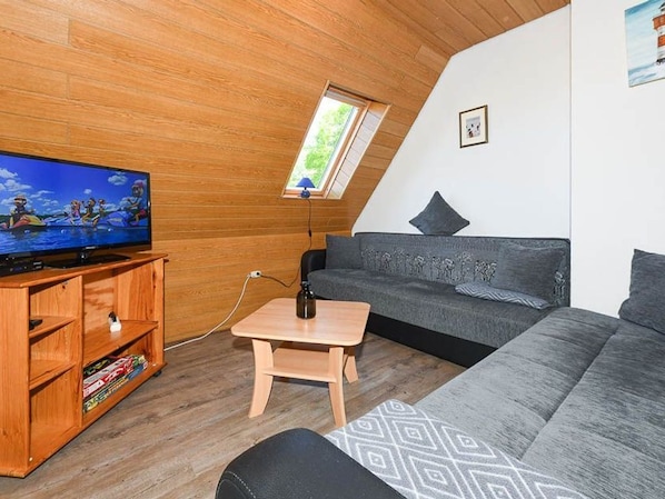Wohnzimmer mit integriertem KĂŒchen- und Essbereich