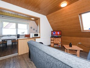 Wohnzimmer mit integriertem Küchen- und Essbereich