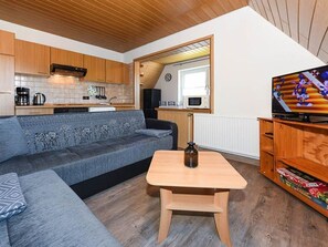 Wohnzimmer mit integriertem Küchen- und Essbereich